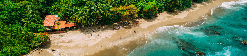 Destino costero con playas de arena, palmeras y aguas cristalinas.
